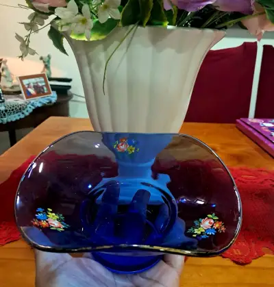 Florero de vidrio azul con diseño floral - miniatura 2