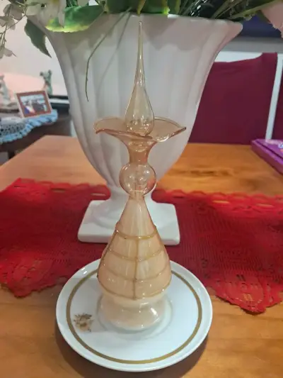 Decorativa botella de vidrio soplado con diseño elegante - miniatura 1