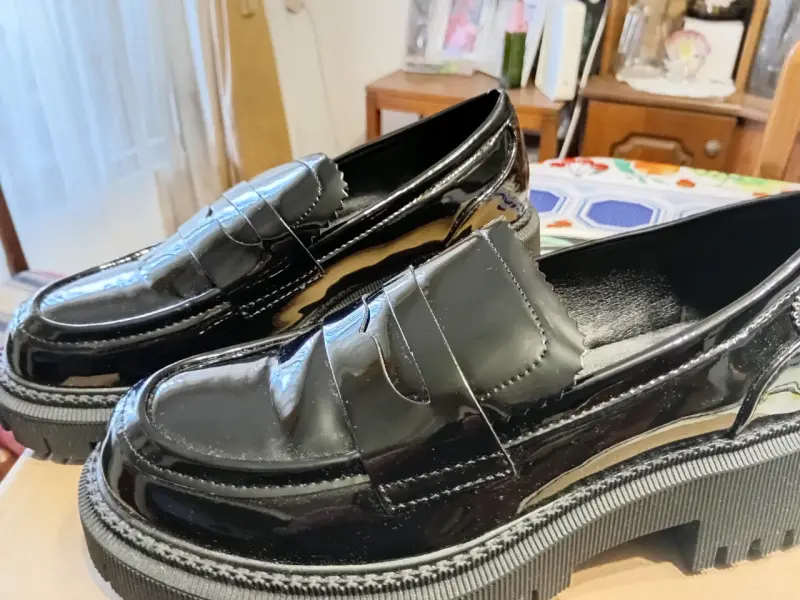 Zapatos mocasines de charol negro con suela gruesa - 1