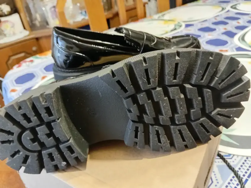 Zapatos mocasines de charol negro con suela gruesa - 2