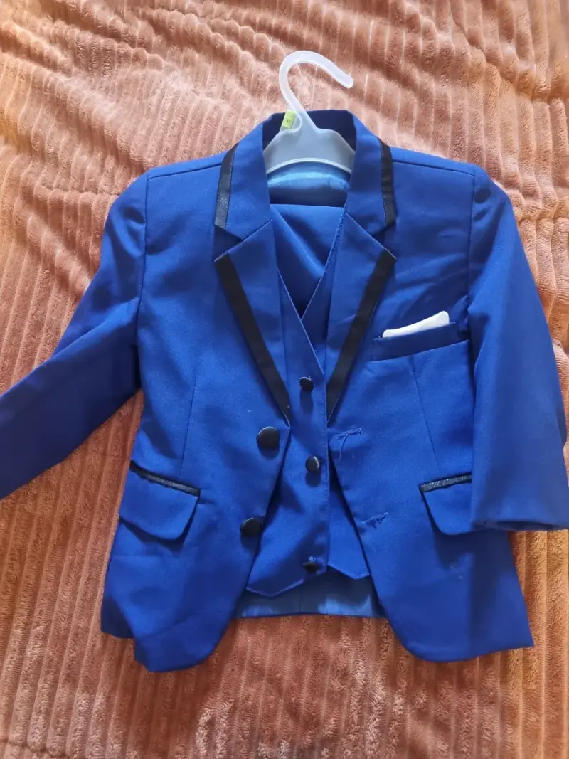 Traje de niño azul con detalles negros talla 2
