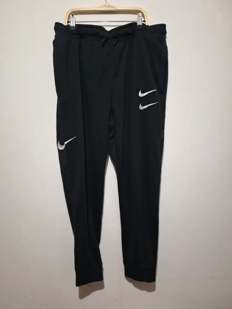 Pantalones deportivos negros Nike con logo - 1