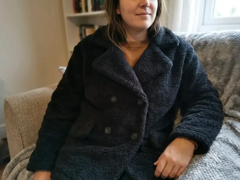 Abrigo de mujer negro de lana sintética polar. - 1