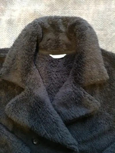 Abrigo de mujer negro de lana sintética polar. - miniatura 3