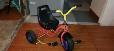 Triciclo infantil rojo y amarillo con asiento negro - miniatura 1