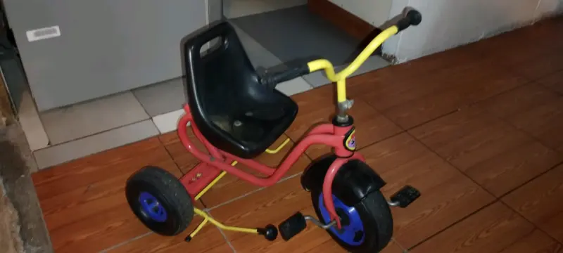 Triciclo infantil rojo y amarillo con asiento negro - 2