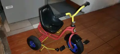 Triciclo infantil rojo y amarillo con asiento negro - miniatura 2