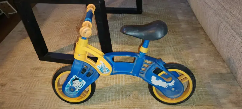 Bicicleta de equilibrio infantil azul y amarilla - 1
