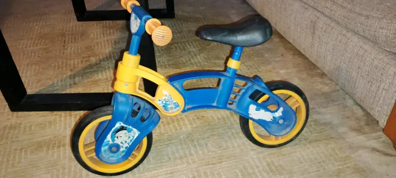 Bicicleta de equilibrio infantil azul y amarilla - 2