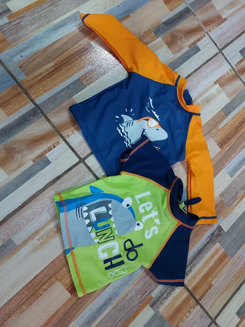 Poleras de baño para niños con diseño de tiburón
