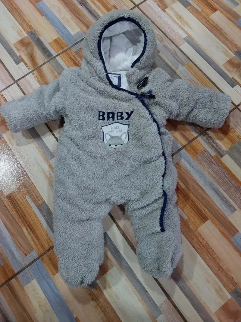 Enterito de bebé polar gris con capucha