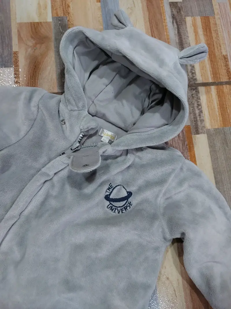 Enterito de bebé gris con capucha y orejas