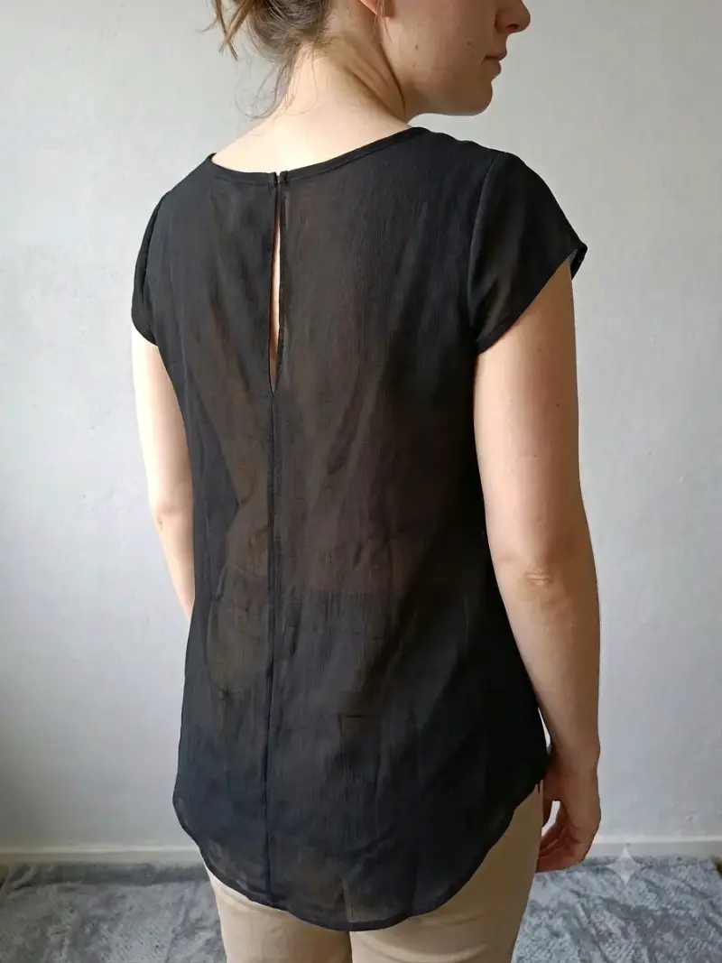 Dos Poleras sin mangas negras semi transparentes - 1