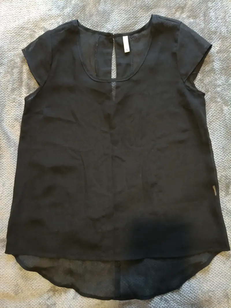 Dos Poleras sin mangas negras semi transparentes - 5