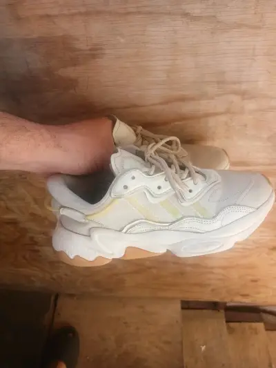 Zapatillas deportivas blancas con suela gruesa - miniatura 1