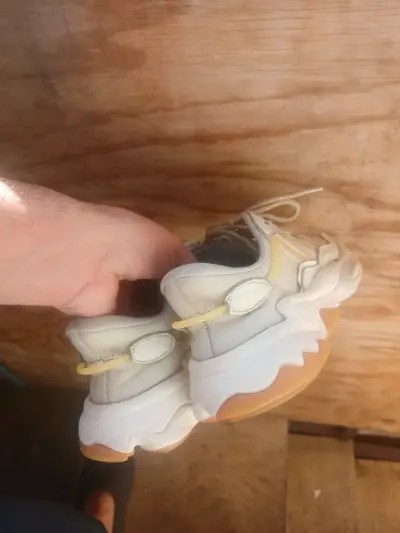 Zapatillas deportivas blancas con suela gruesa - miniatura 3