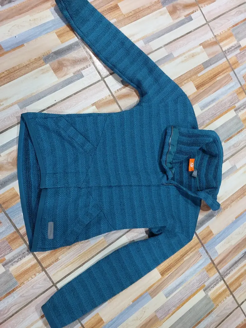 Polerón azul con capucha para hombre
