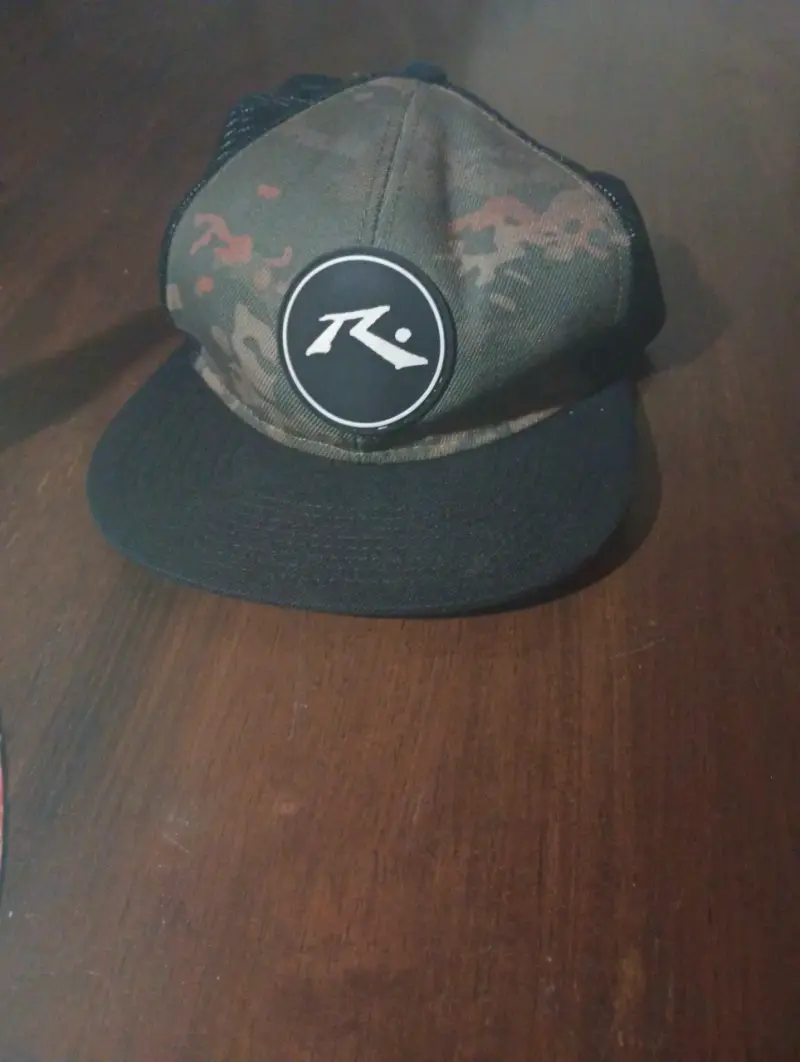 Gorra camuflada con logo frontal - 1
