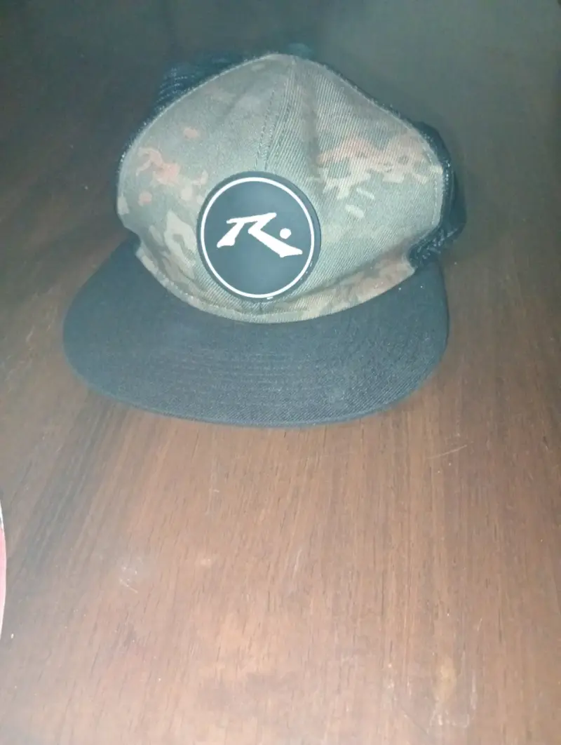 Gorra camuflada con logo frontal - 2