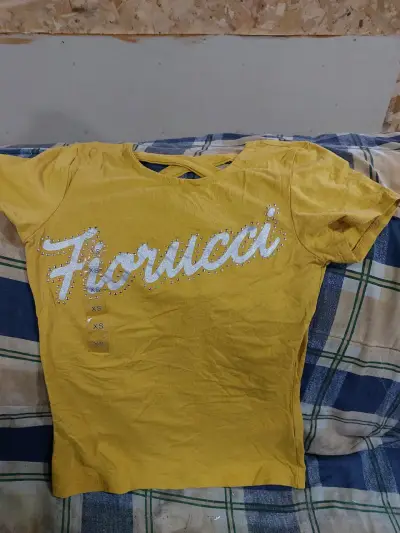 Polera amarilla Fiorucci con diseño brillante - miniatura 1