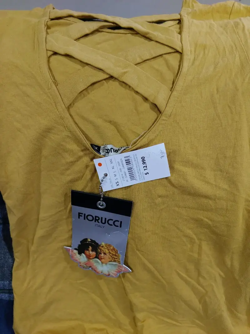 Polera amarilla Fiorucci con diseño brillante - 2