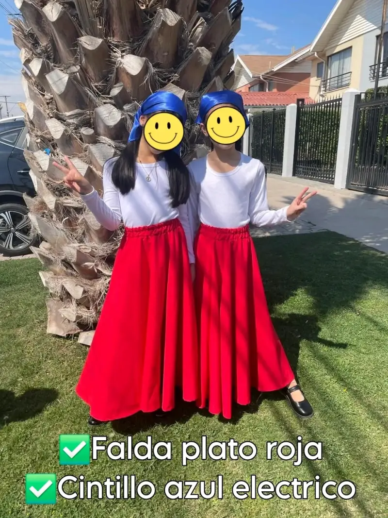 Falda plato roja con cintillo azul eléctrico