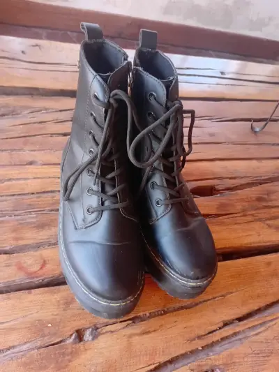 Botas negras de cuero con plataforma - miniatura 1