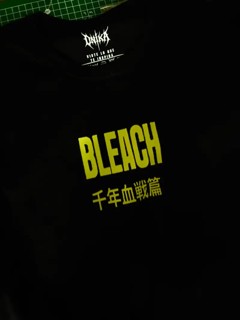 Polera negra de bleach talla L nueva - 1