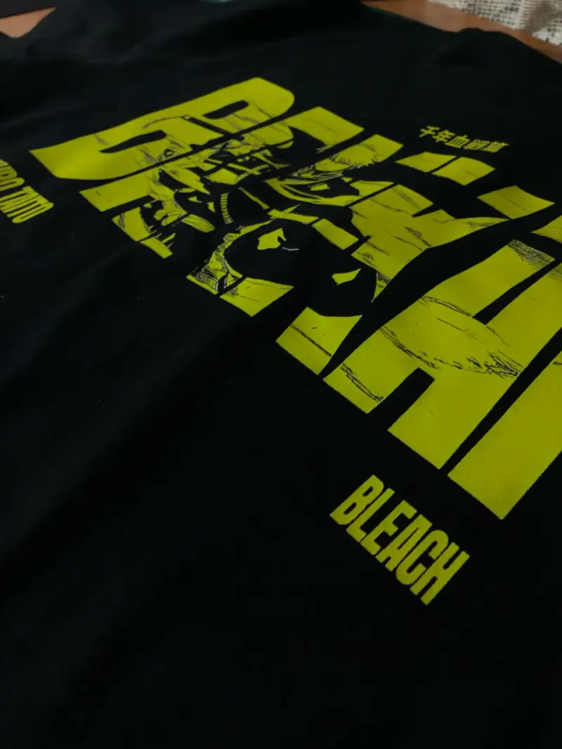 Polera negra de bleach talla L nueva - 3