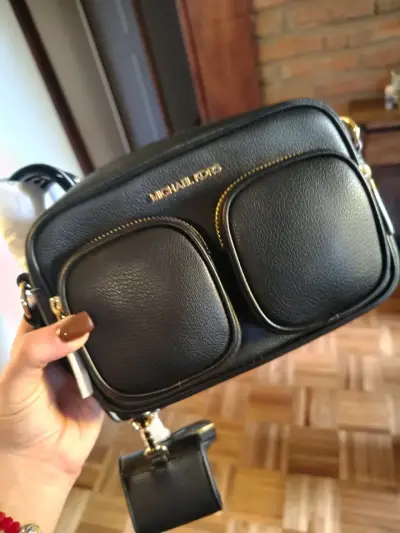 Cartera Michael Kors negra con bolsillos frontales - miniatura 1