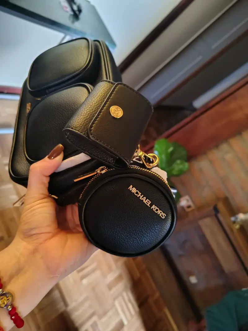 Cartera Michael Kors negra con bolsillos frontales - 2