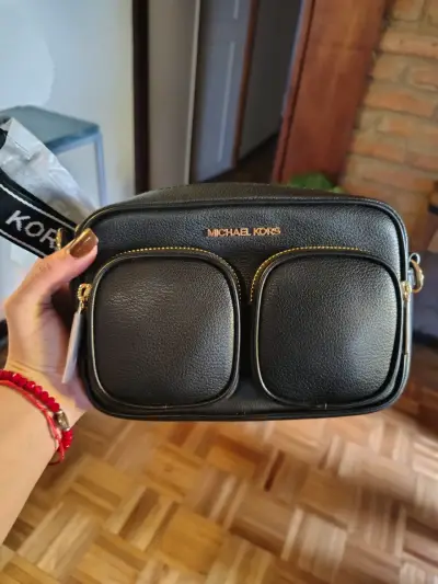 Cartera Michael Kors negra con bolsillos frontales - miniatura 3