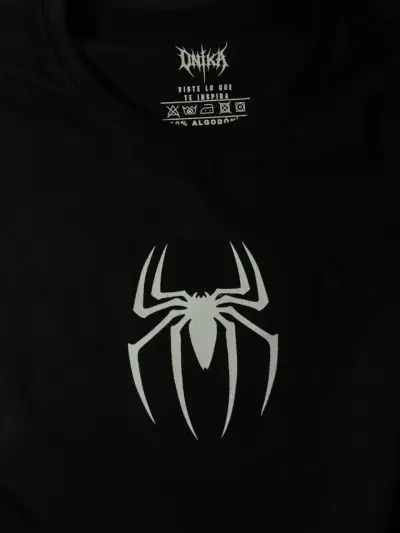 Polera negra de Spiderman talla XL - miniatura 1