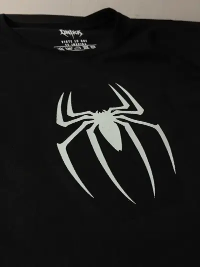 Polera negra de Spiderman talla XL - miniatura 2