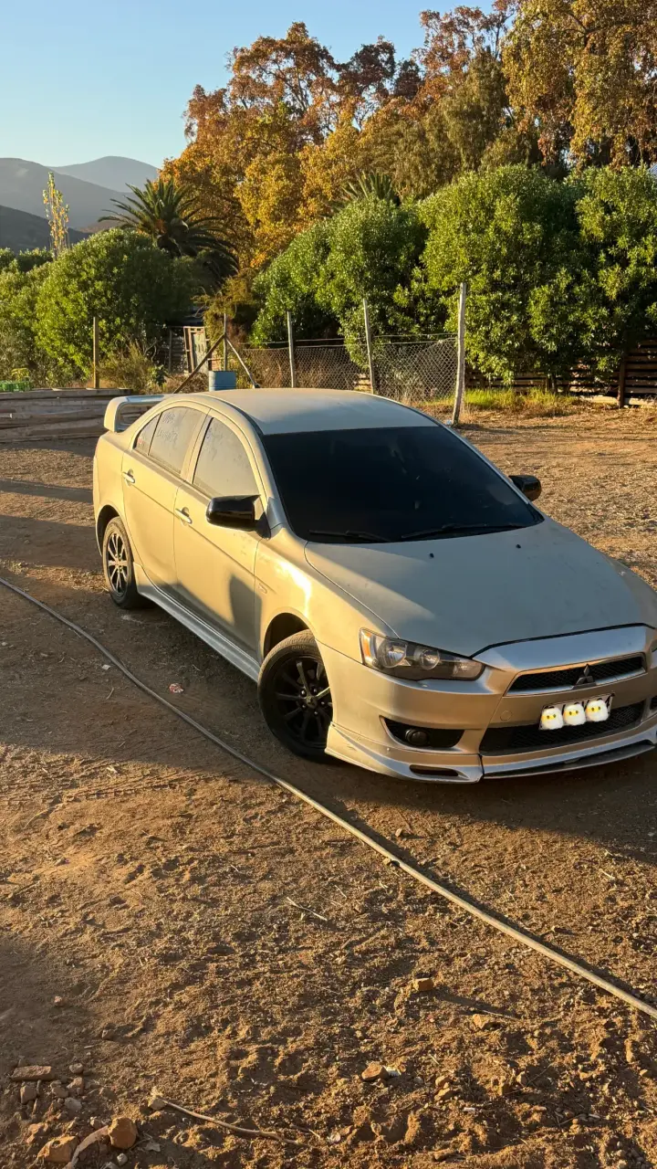 Auto sedán Mitsubishi Lancer gris en buen estado - 1