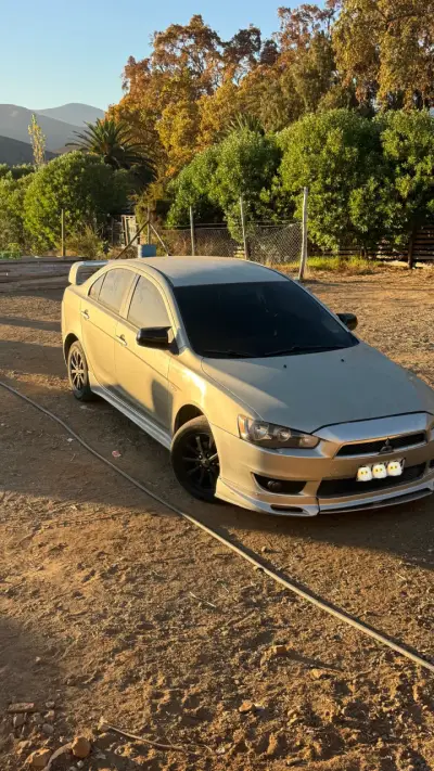 Auto sedán Mitsubishi Lancer gris en buen estado - miniatura 1