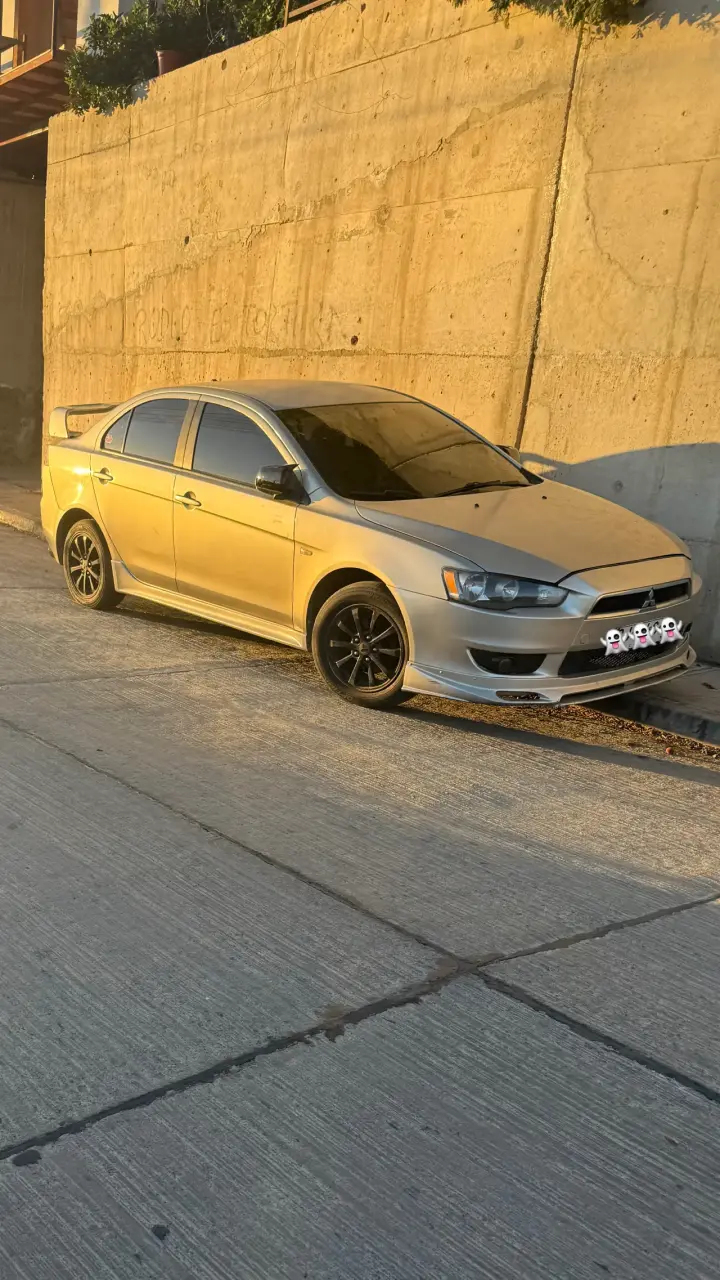 Auto sedán Mitsubishi Lancer gris en buen estado - 2