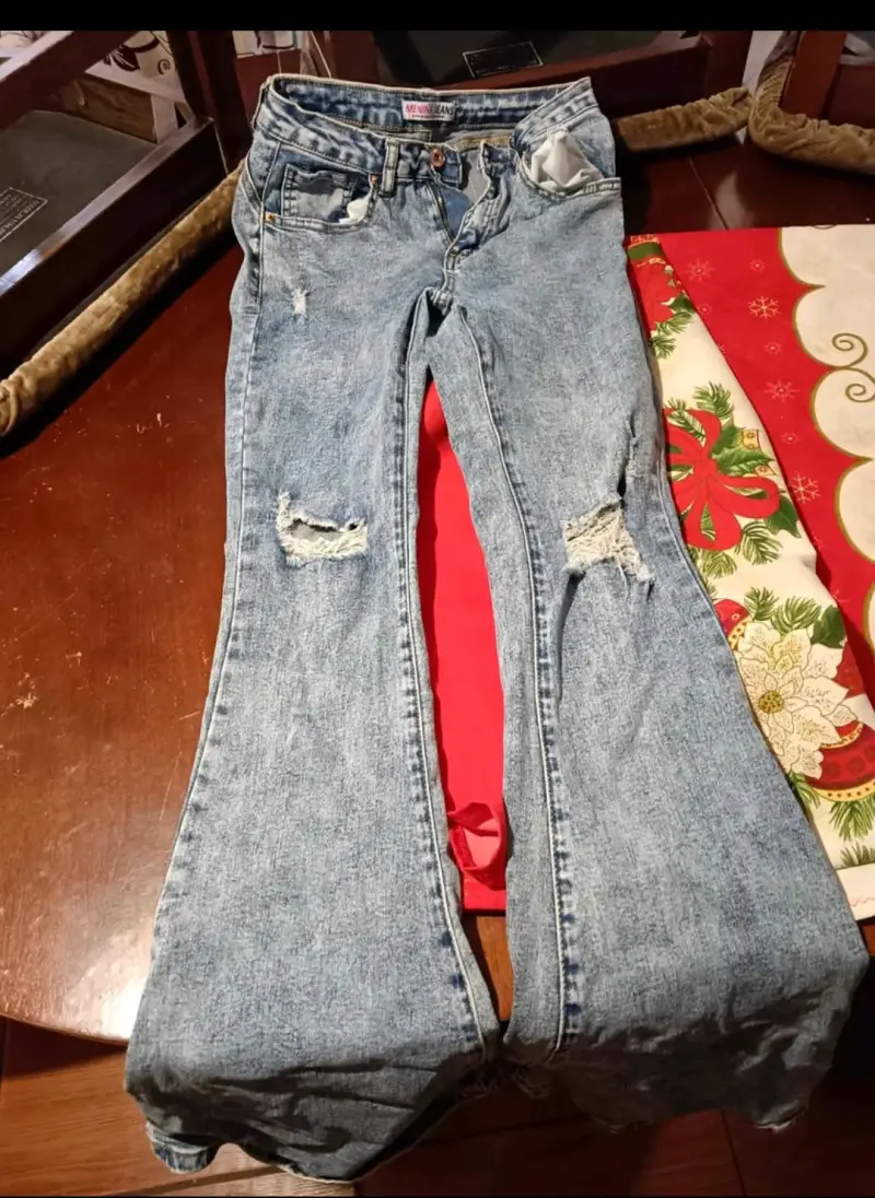 Jeans de mezclilla desgastados para mujer