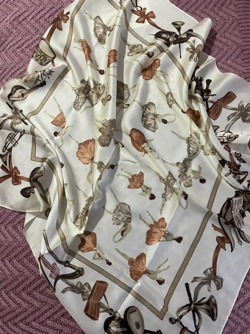 Pañuelo con diseño de bailarinas y flores - 2