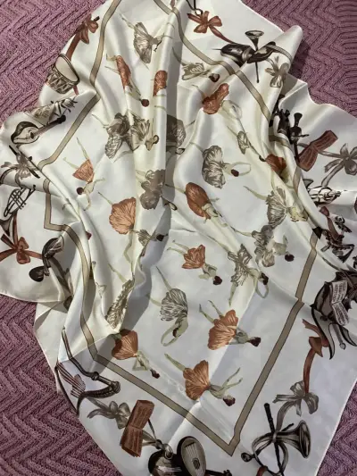Pañuelo con diseño de bailarinas y flores - miniatura 2
