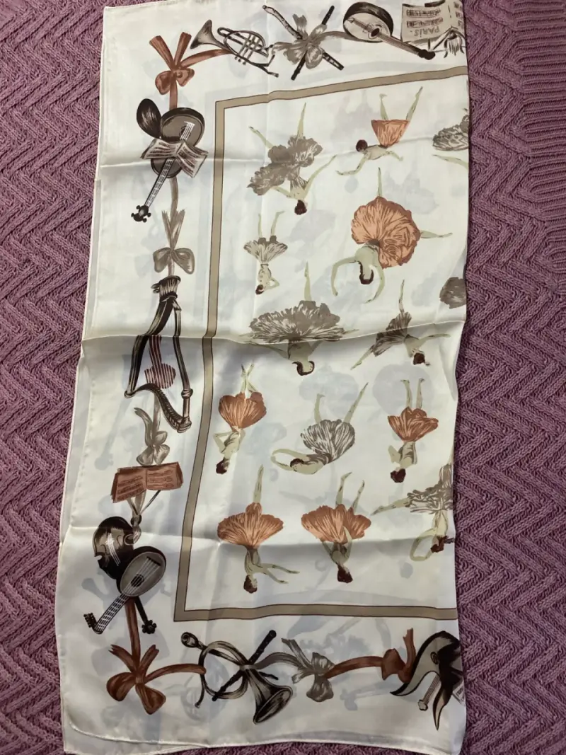 Pañuelo con diseño de bailarinas y flores - 3