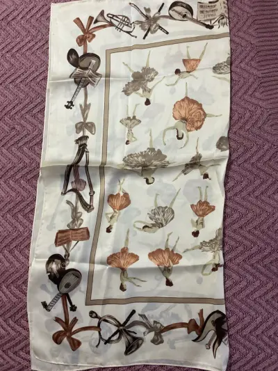 Pañuelo con diseño de bailarinas y flores - miniatura 3