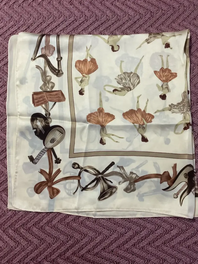 Pañuelo con diseño de bailarinas y flores - 4