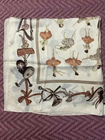 Pañuelo con diseño de bailarinas y flores - miniatura 4