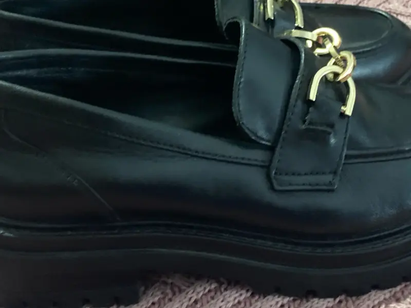 Mocasines de cuero negro con cadena dorada Dune - 2