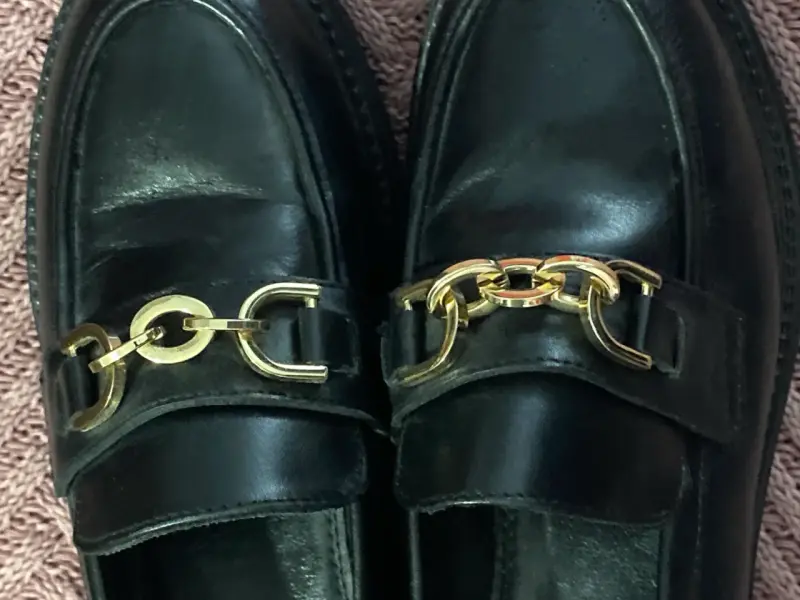 Mocasines de cuero negro con cadena dorada Dune - 4