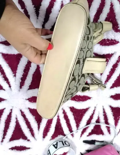 Cartera de hombro Coach beige con monograma - miniatura 1