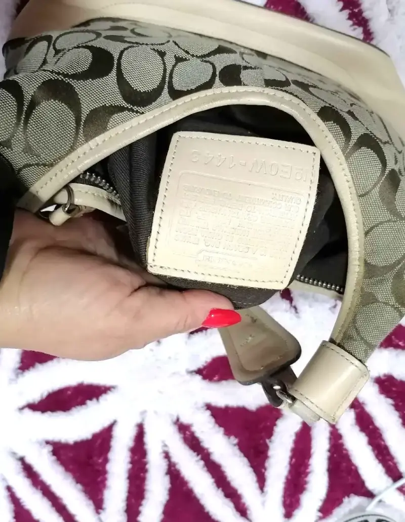 Cartera de hombro Coach beige con monograma - 2