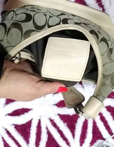Cartera de hombro Coach beige con monograma - miniatura 2