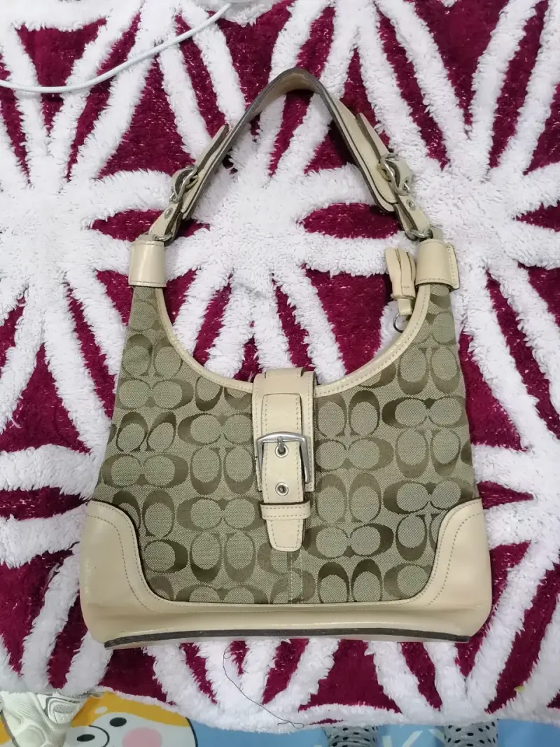 Cartera de hombro Coach beige con monograma - 3